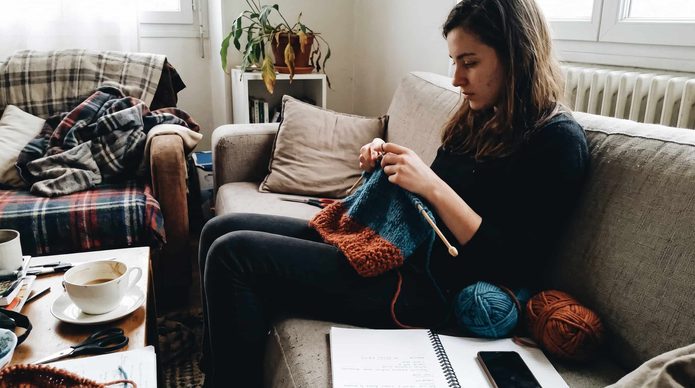 Rabattre les mailles au tricot femme qui couds : Rabattre les mailles au tricot (surjet simple, arrêt élastique)