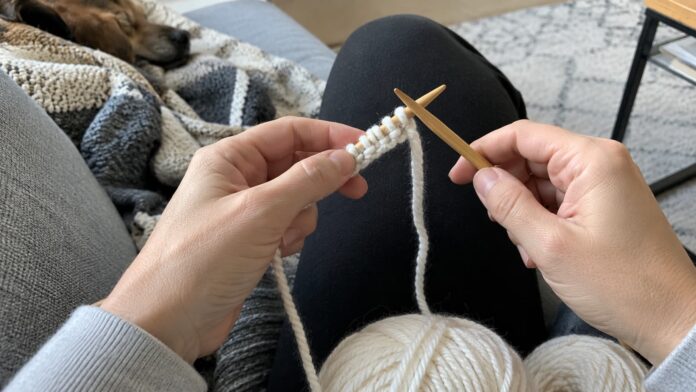 femme qui tricote sur son canapé