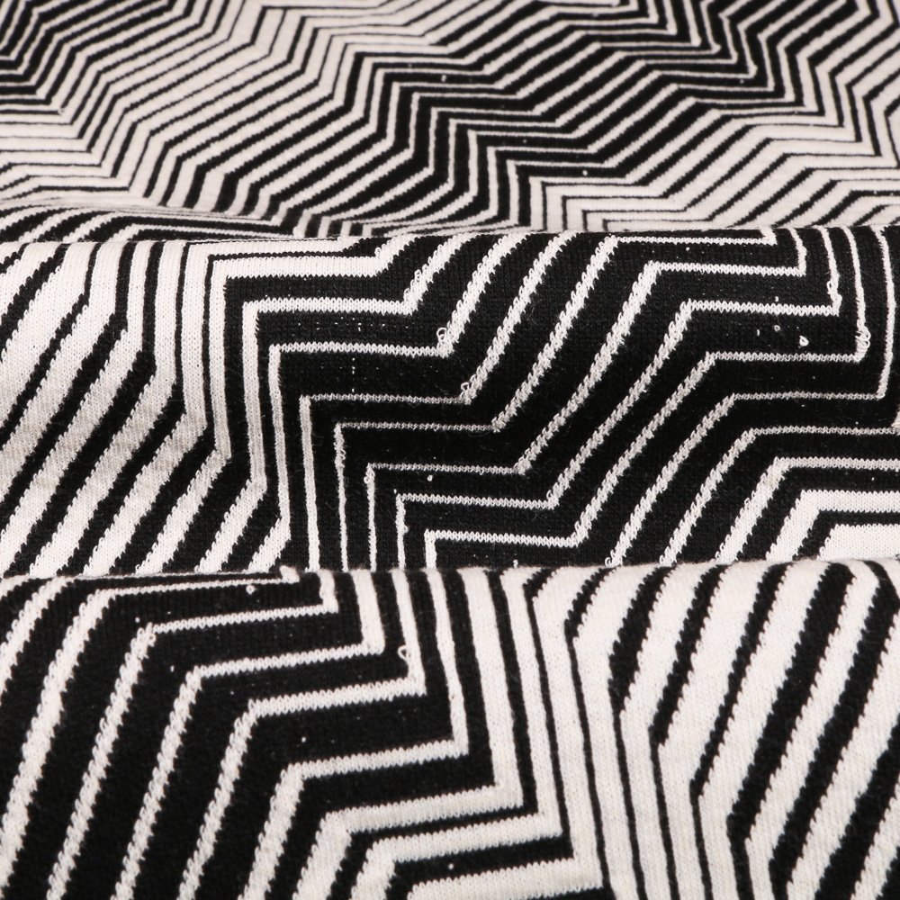 Tissu Gianni Maille Extensible Noir Chevrons et rayures Blanches