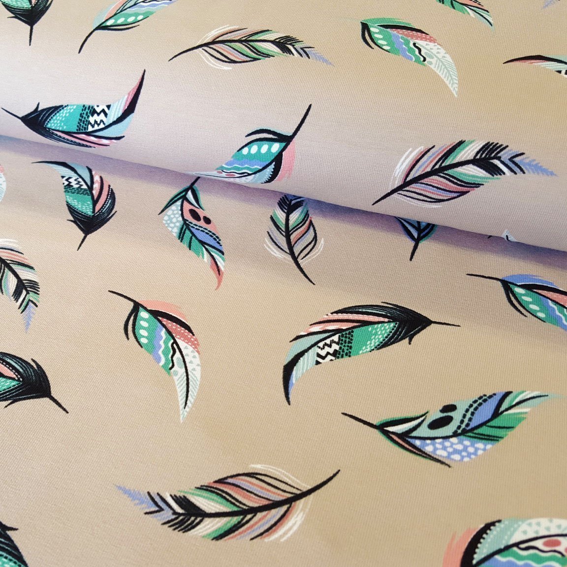 Tissu Jersey Coton Taupe Plumes multicolores