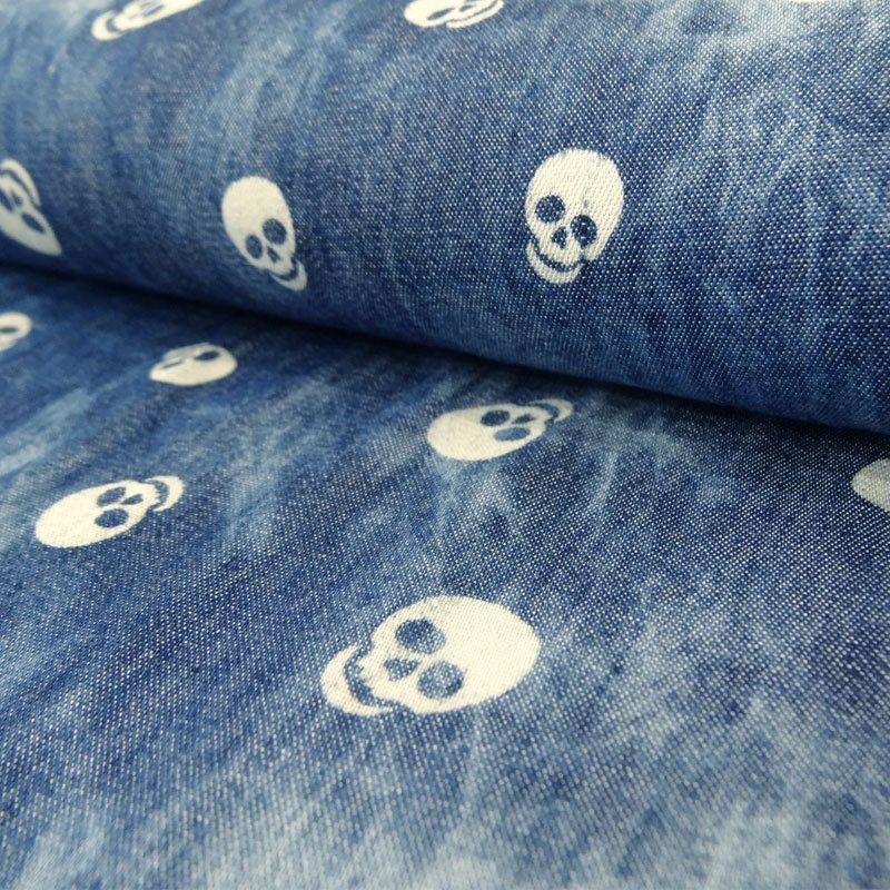 Tissu Denim Bleu clair et foncé Têtes de mort blanches
