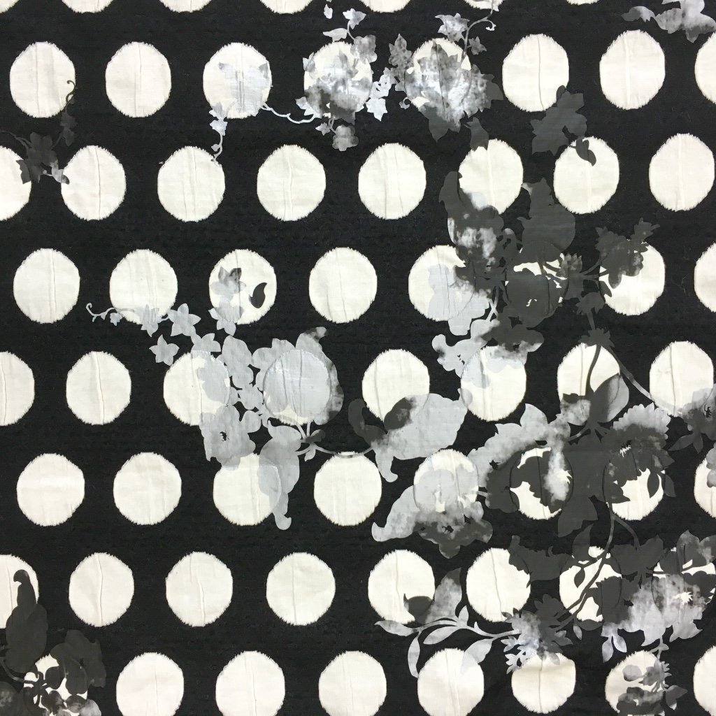 Tissu Maille Noir Ronds et fleurs gris et blancs