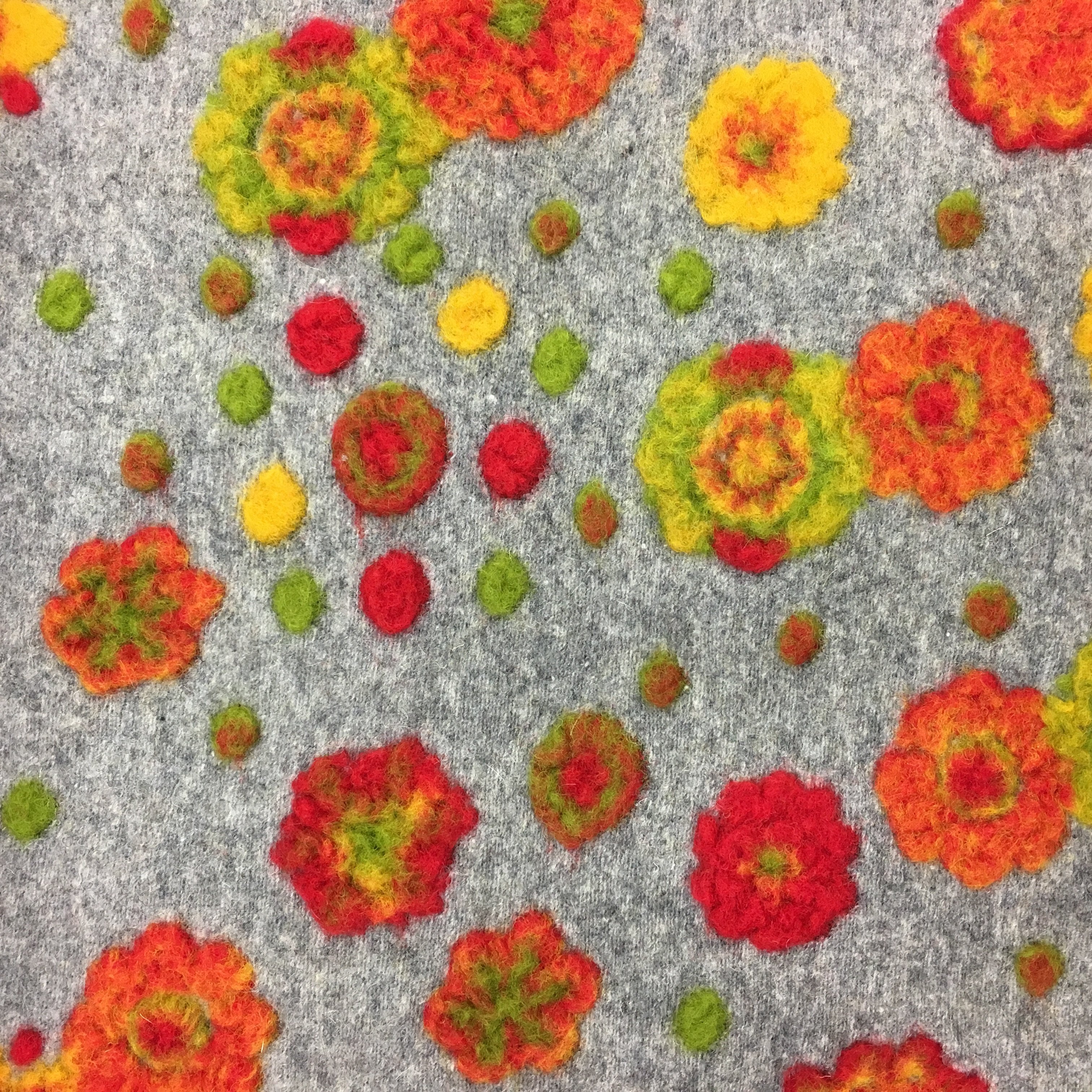 Tissu Lainage Gris chiné Fleurs en relief rouges et jaunes