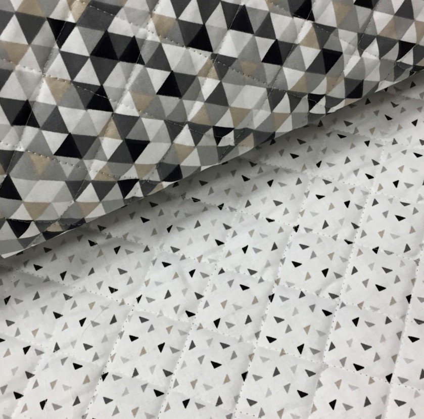 Tissu Matelassé Blanc Triangles Noirs et gris