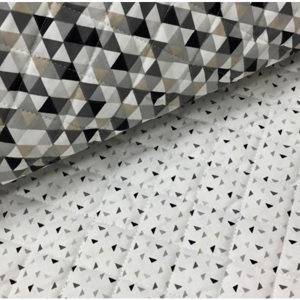 Tissu Matelassé Blanc Triangles Noirs et gris - Par 10 cm