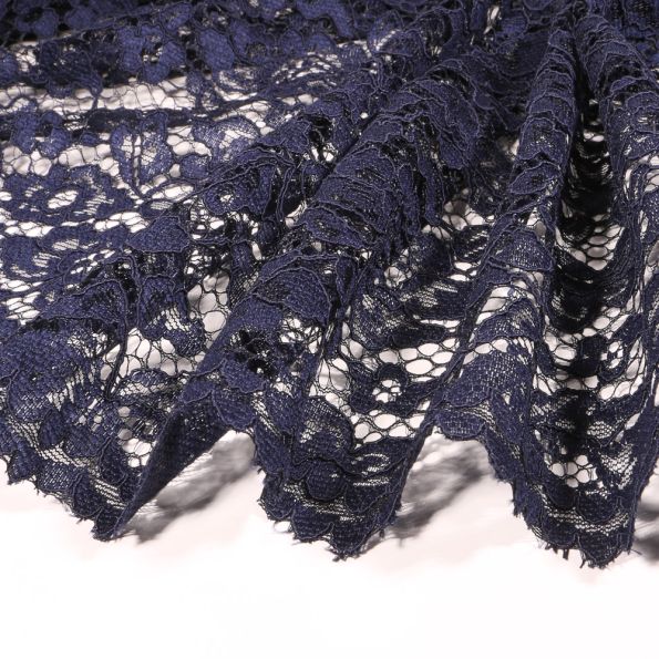 Tissu Dentelle Lessana sur fond Bleu marine - Par 10 cm