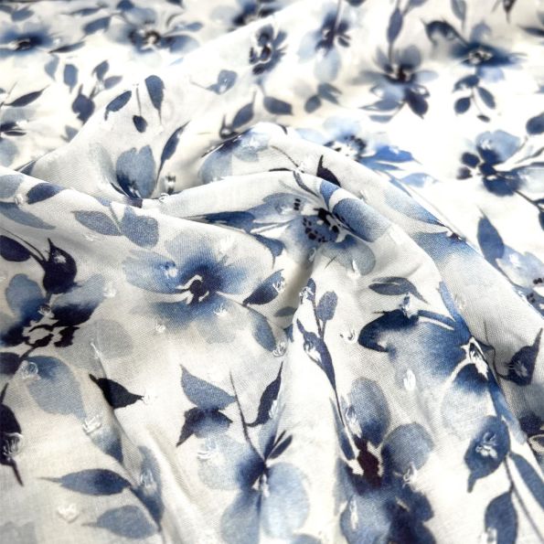 Tissu Viscose plumetis Fleuris bleu sur fond Blanc - Par 10 cm