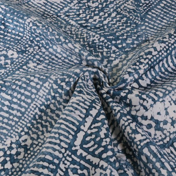 Tissu Viscose Batik Géométrique Bleu sur fond Blanc - Par 10 cm