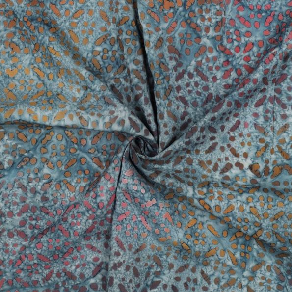 Tissu Batik de Viscose fines rosaces sur fond Bleu gris - Par 10 cm