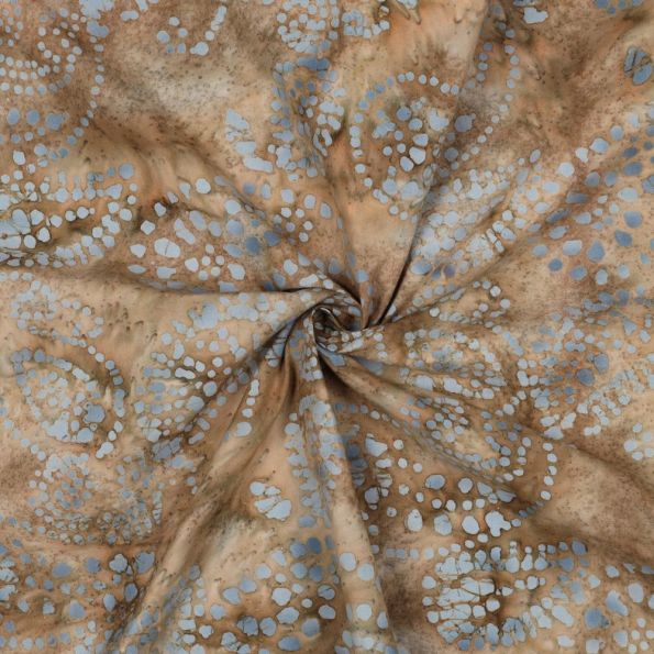Tissu Batik de Coton rosaces et spirales Bleu ciel sur fond Beige sable - Par 10 cm