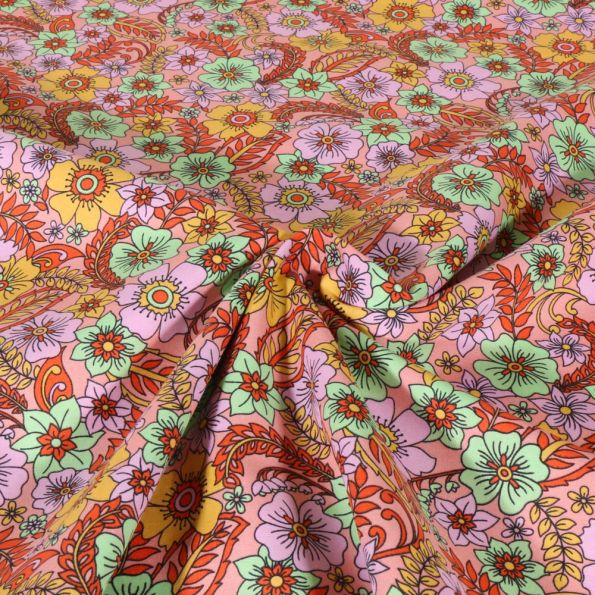 Tissu Popeline de Coton Poppy Fleurs vertes et roses sur fond Pêche - Par 10 cm