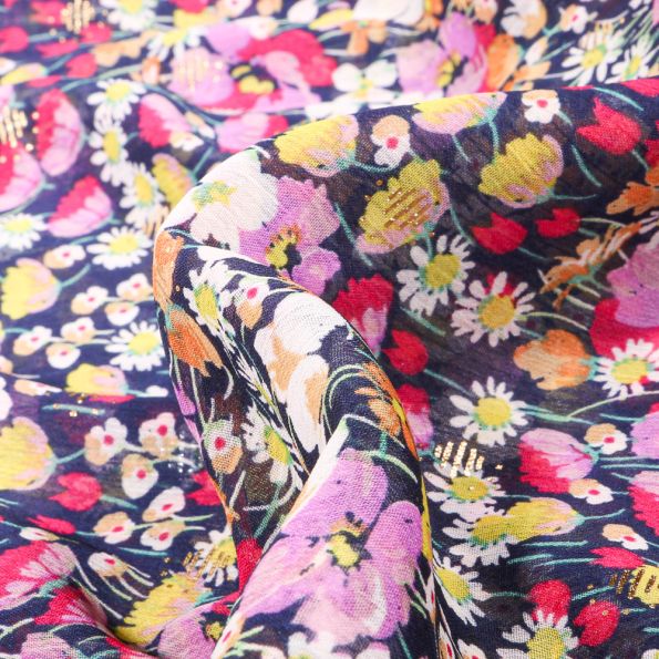 Tissu Mousseline Fleurs des champs rose sur fond Bleu marine - Par 10 cm