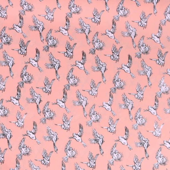Tissu satin imprimé Oiseaux noirs et blancs en vol sur fond Rose nude - Par 10 cm