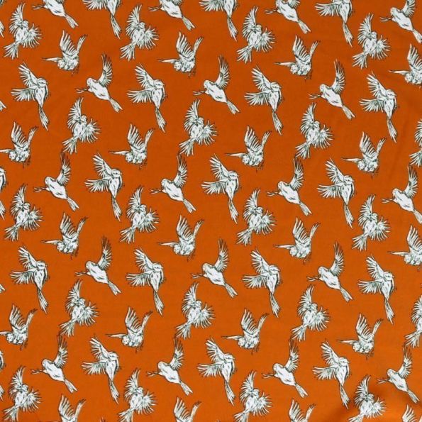 Tissu satin imprimé Oiseaux noirs et blancs en vol sur fond Brique - Par 10 cm