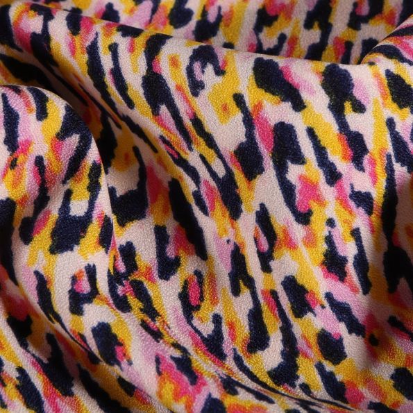 Tissu crêpe imprimé Motifs abstrait rose sur fond Blanc cassé - Par 10 cm