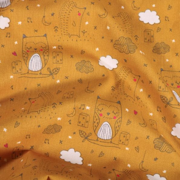 Tissu Coton imprimé Hiboux et hérissons sur fond Jaune moutarde - Par 10 cm