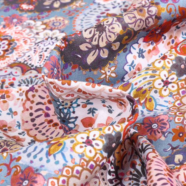 Tissu Coton imprimé Sweet Flower Manda Flowers sur fond Bleu - Par 10 cm