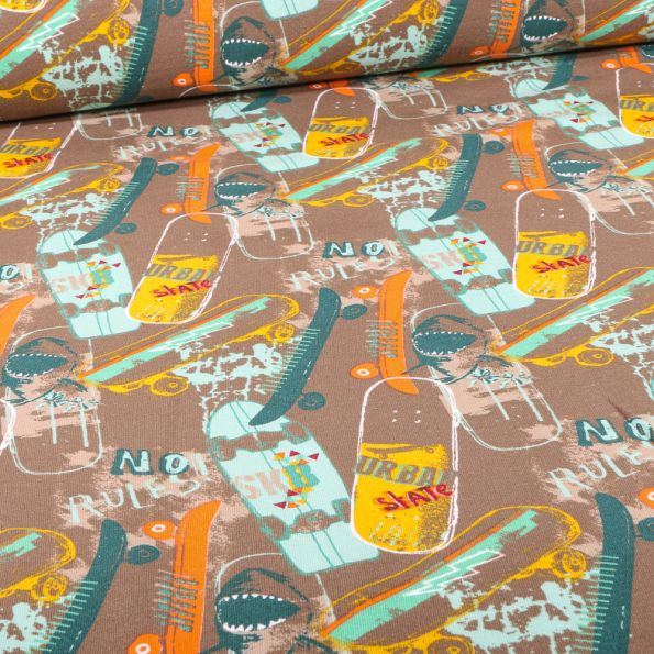 Tissu Sweat envers minky Bio Skate city sur fond Taupe - Par 10 cm