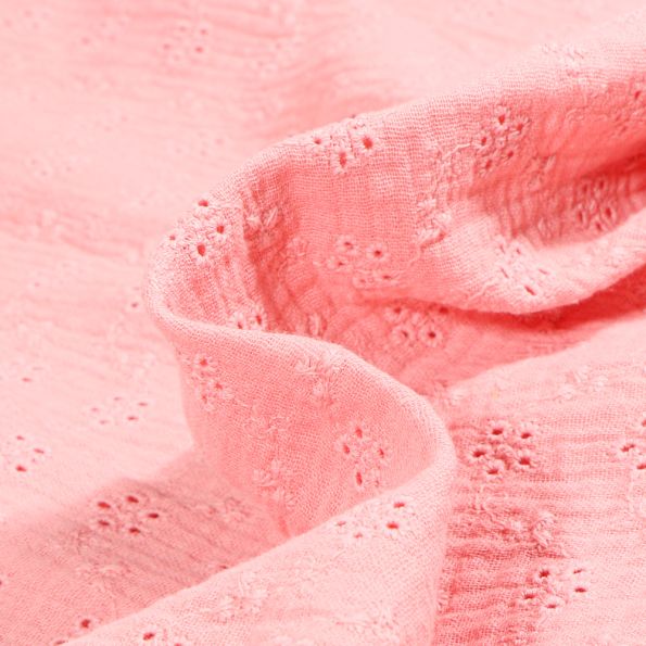 Tissu Double gaze brodé ajouré Petites fleurs sur fond Rose blush - Par 10 cm