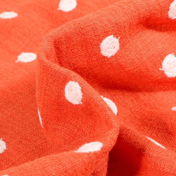 Tissu Coton lavé Pois brodés sur fond Rouge - Par 10 cm