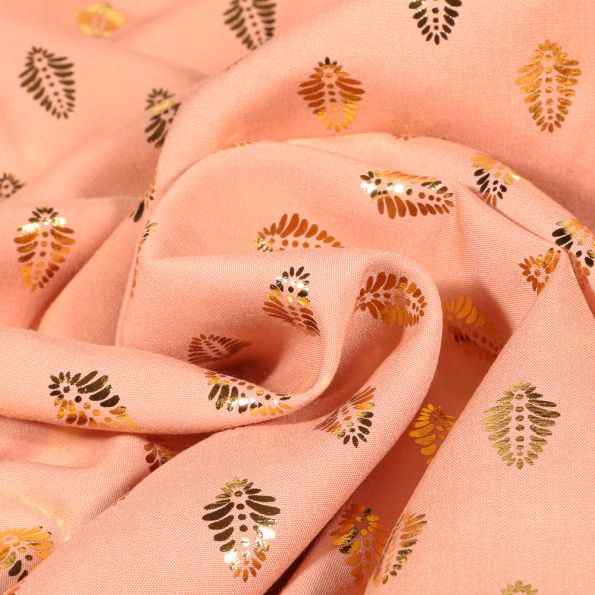Tissu Viscose Feuilles métallisées dorées sur fond Saumon - Par 10 cm