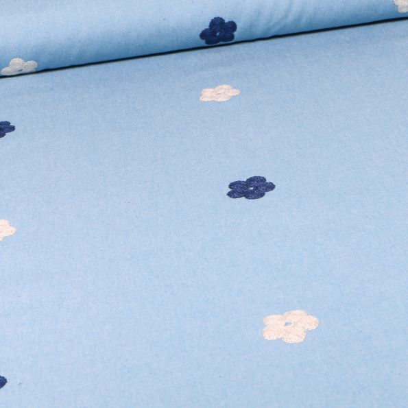 Tissu Chambray Pâquerettes brodées sur fond Bleu clair - Par 10 cm