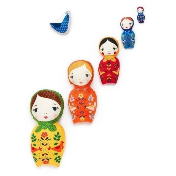 Coupon Tissu Coton Robert Kaufman Panneau 60 cm Matriochkas multicolores sur fond blanc