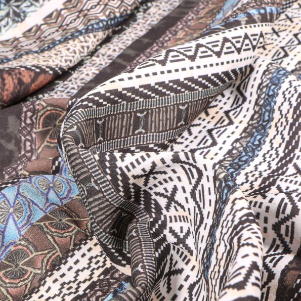 Tissu Crêpe Motifs ethniques marron sur fond Blanc cassé - Par 10 cm