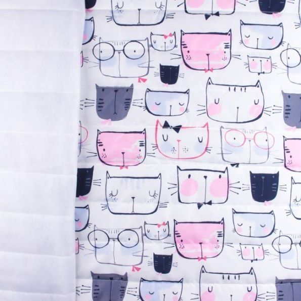 Tissu Doudoune imperméable Chat Rose et bleu sur fond Blanc - Par 10 cm