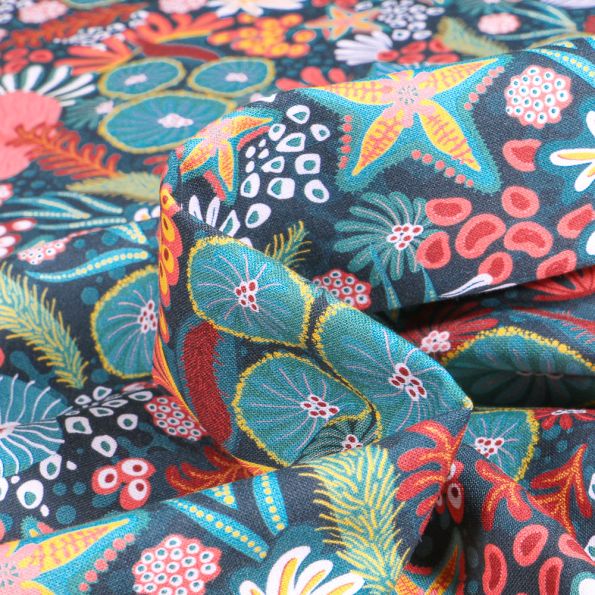 Tissu Coton imprimé Moana sur fond Bleu marine - Par 10 cm