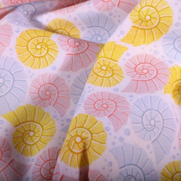 Tissu Popeline Coton Bio Coquillages jaunes rose et bleu sur fond Blanc - Par 10 cm