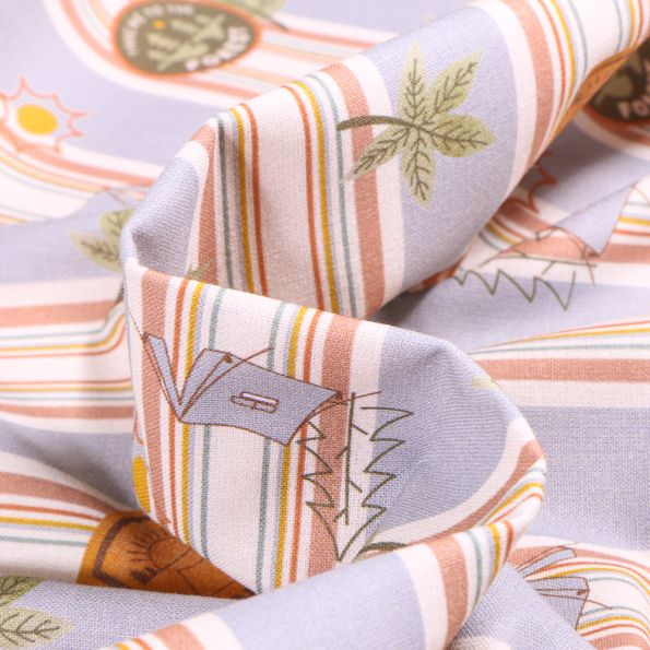 Tissu Coton imprimé Camping rayé sur fond Gris clair - Par 10 cm
