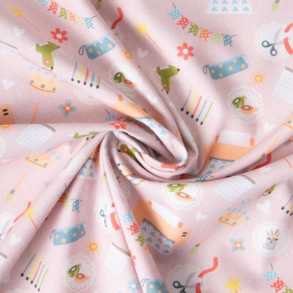 Tissu Coton imprimé Passion créative sur fond Rose pâle - Par 10 cm