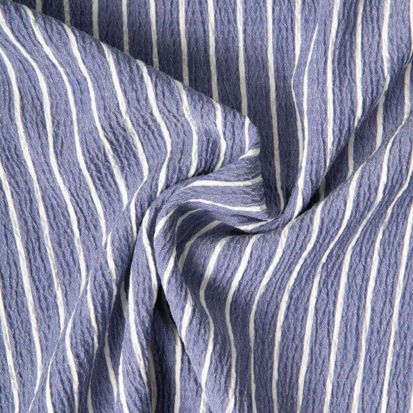 Tissu Polyviscose Seersucker aspect Lin lavé Suzy rayures Blanc sur fond Bleu gris - Par 10 cm