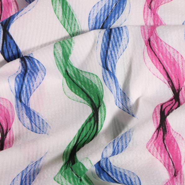 Tissu Seersucker Polyviscose Serpentins rose bleu et verts sur fond Blanc - Par 10 cm