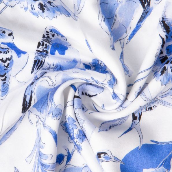 Tissu Viscose imprimé Lio perruches et cigognes Bleu sur fond Blanc - Par 10 cm