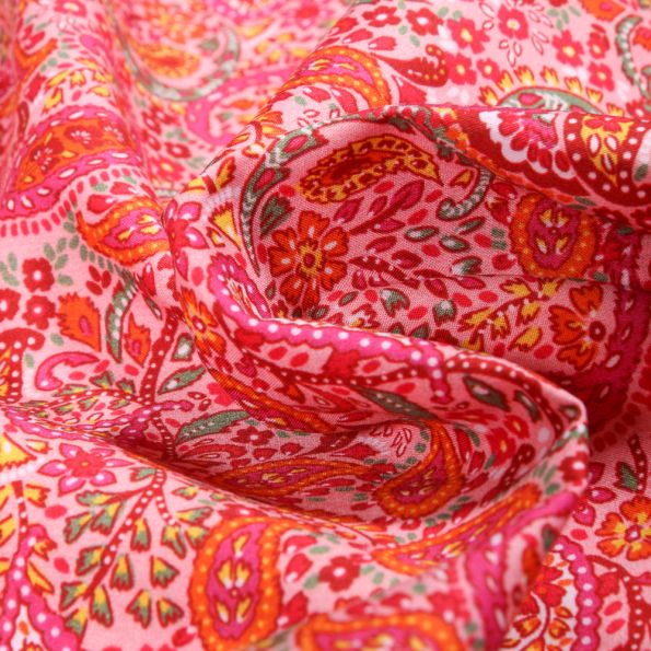 Tissu Dashwood Studio Dolores sur fond Rose - Par 10 cm