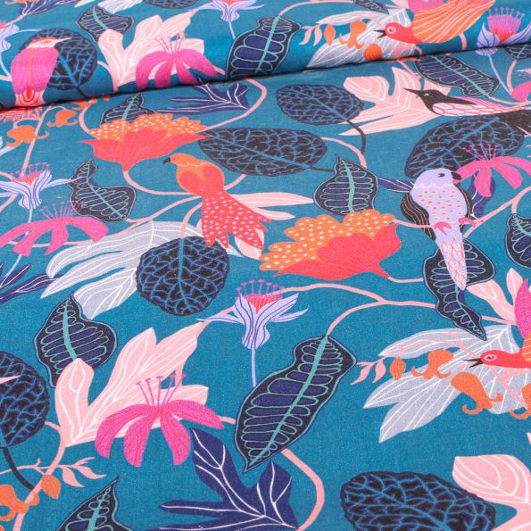 Tissu Viscose Dashwood Studio Gardenia sur fond Bleu pétrole - Par 10 cm