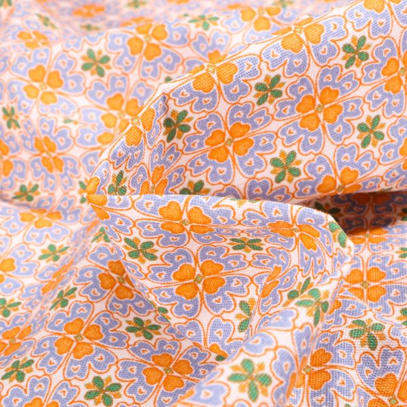 Tissu Coton imprimé Chally Arabesque de trèfles orange sur fond Blanc cassé - Par 10 cm