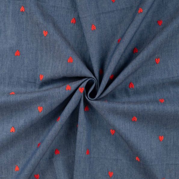 Tissu Chambray Coton Coeurs brodés rouges sur fond Bleu jean - Par 10 cm