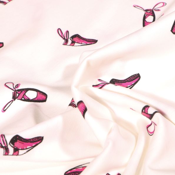 Tissu Jersey Coton Chaussons de danse sur fond Blanc cassé - Par 10 cm