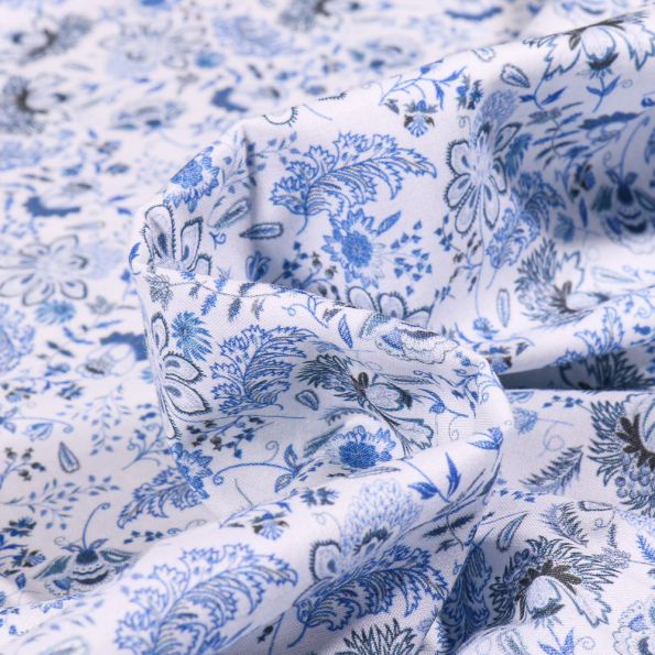 Tissu Popeline de coton Sweet Flower Camille bleu sur fond Blanc - Par 10 cm