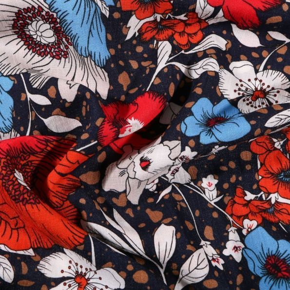 Coupon Tissu Viscose texturé Fleurs rouges blanches et bleues sur fond Bleu marine - Coupon de 440 cm