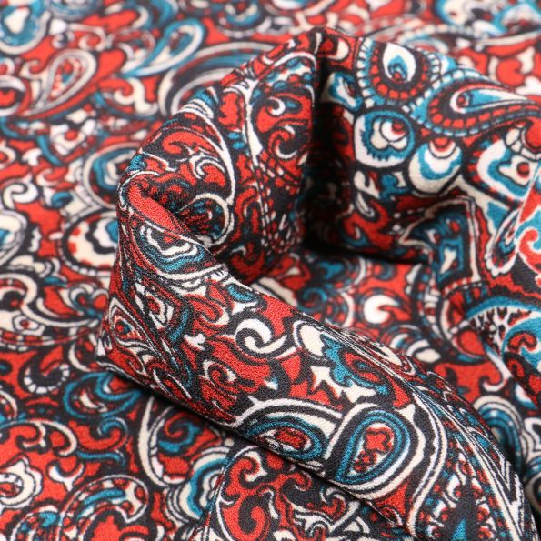 Tissu Crêpe georgette Arabesque coloré sur fond Rouge - Par 10 cm