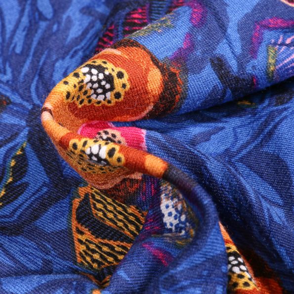 Tissu Jersey Viscose Feuilles colorées sur fond Bleu roi - Par 10 cm