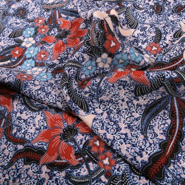 Tissu Viscose légère Fleurs et arabesques sur fond Bleu - Par 10 cm