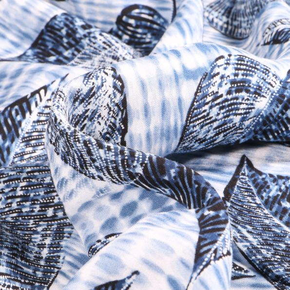 Tissu Viscose légère Plumes et feuilles Noir sur fond Bleu - Par 10 cm