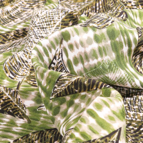Tissu Viscose légère Plumes et feuilles Taupe sur fond Vert - Par 10 cm