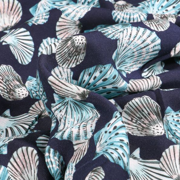 Tissu Viscose légère Coquille Saint-Jacques sur fond Bleu marine - Par 10 cm