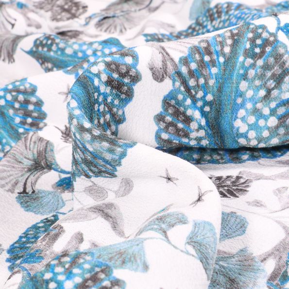 Tissu Crêpe marocain Feuillages bleutés sur fond Blanc - Par 10 cm